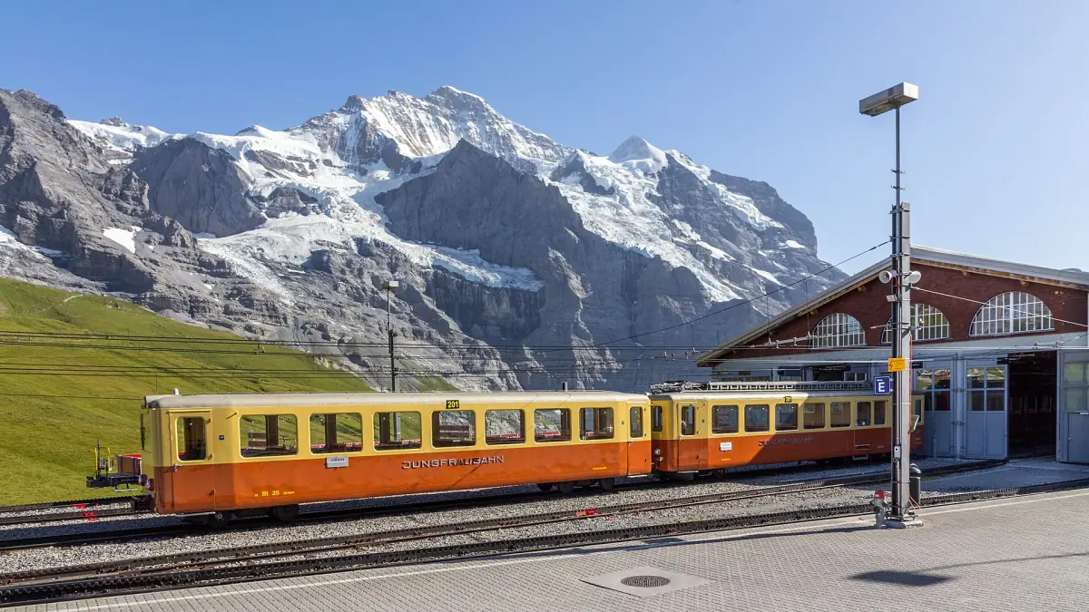 A train at Kleine Scheidegg with the Jungfrau in the background